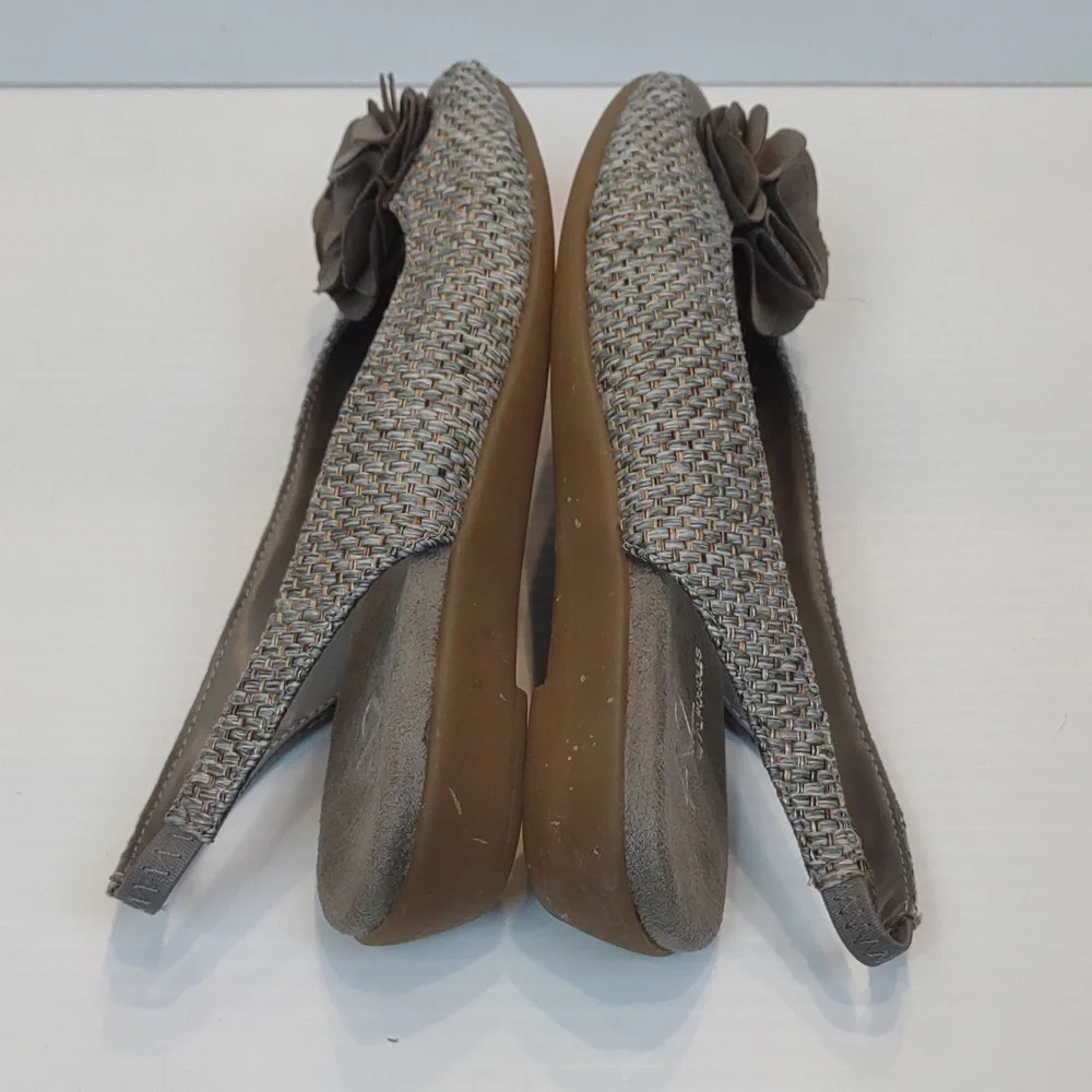 A2 Aerosoles Atmosphere Gray Gold Weave Open Toe Slingback Flower Detail Wedges